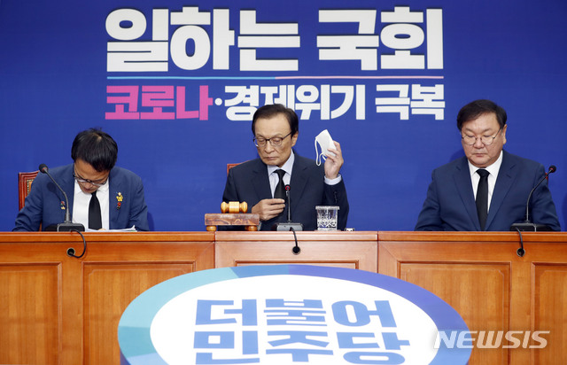 이해찬 더불어민주당 대표가 10일 서울 여의도 국회에서 열린 최고위원회의에서 발언 준비를 하고 있다. / 사진제공=뉴시스