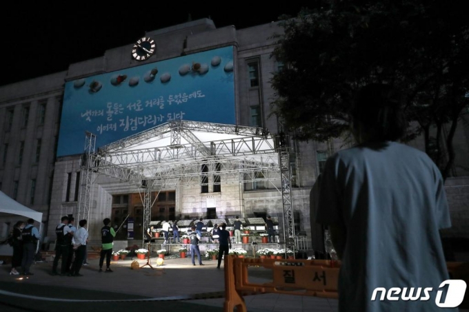 10일 서울 중구 태평로 서울시청 청사 앞에 고 박원순 서울시장의 시민분향소가 설치되고 있다. 일반 시민은 서울시가 설치한 시민분향소에서 오는 11일 오전 11시부터 조문할 수 있다. 2020.7.10/사진=뉴스1