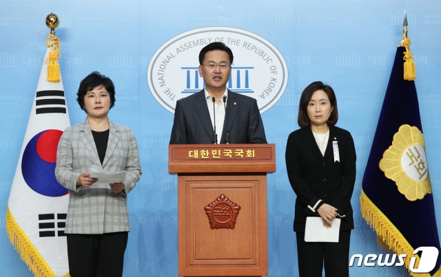 (서울=뉴스1) 신웅수 기자 = 국회 법제사법위원회 소속인 조수진(왼쪽부터)·유상범·전주혜 미래통합당 의원이 12일 오후 서울 여의도 국회 소통관에서 법무부 입장문 초안 유출 의혹 관련 기자회견을 하고 있다.  이들은 '검·언 유착 의혹' 수사지휘와 관련한 법무부의 입장문 가안 유출 의혹을 밝히기 위해 최강욱 열린민주당 대표와 추미애 법무부 장관을 법사위 전체회의에 출석할 것을 요구했다. 2020.7.12/뉴스1