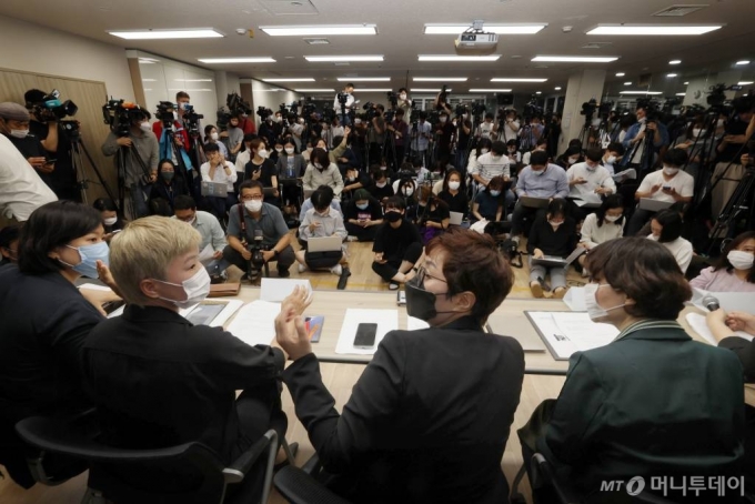 김재련 법무법인 온-세상 대표변호사와 한국여성의전화, 한국성폭력상담소 관계자들이 13일 오후 서울 은평구 한국여성의전화에서 '서울시장에 의한 위력 성추행 사건 기자회견'을 갖고 있다. / 사진=이기범 기자 leekb@