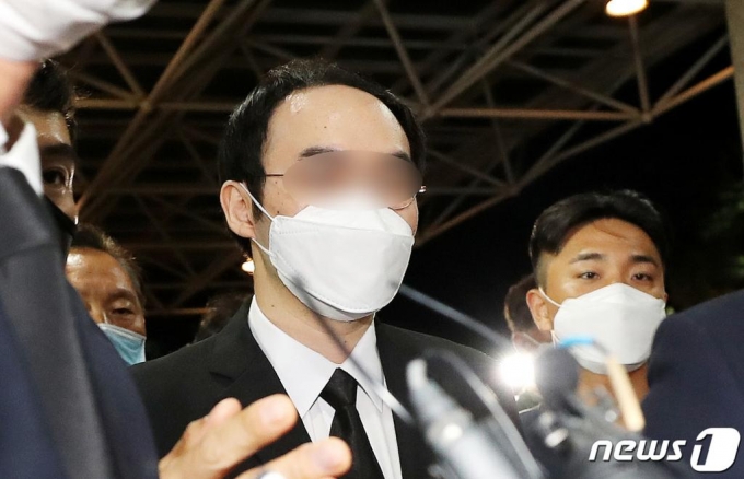 (서울=뉴스1) 박지혜 기자 = 고(故) 박원순 서울시장의 아들 박주신 씨가 11일 오후 서울 종로구 서울대병원 장례식장에 마련된 박 시장의 빈소로 들어가고 있다.박 시장의 아들 박주신씨는 상주 역할을 하기위해 이날 오후 영국에서 귀국했다. 박주신씨는 지난 2012년 자신의 병역문제 의혹이 불거진 후 영국에서 머물러왔다. 2020.7.11/뉴스1