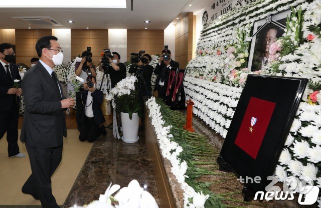 (서울=뉴스1) 허경 기자 = 주호영 미래통합당 원내대표가 12일 서울 송파구 서울아산병원 장례식장에 마련된 故 백선엽 장군 빈소를 찾아 조문하고 있다.  2020.7.12/뉴스1