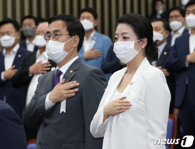 배현진 미래통합당 원내대변인이 13일 오전 서울 여의도 국회에서 열린 의원총회에서 국민의례를 하고 있다. /사진=뉴스1