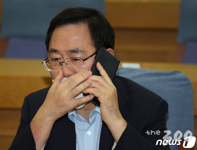 (서울=뉴스1) 신웅수 기자 = 주호영 미래통합당 원내대표가 13일 오후 서울 여의도 국회 의원회관에서 열린 소상공인 살리기 특별위원회 임명장 수여식에서 통화를 하고 있다. 2020.7.13/뉴스1