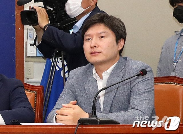 (서울=뉴스1) 박세연 기자 = 김해영 더불어민주당 최고위원이 13일 오전 서울 여의도 국회에서 열린 비상대책위원회 회의에 참석해 자리하고 있다. 2020.7.13/뉴스1