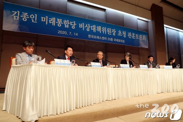 (서울=뉴스1) 이광호 기자 = 김종인 미래통합당 비상대책위원장이 14일 오전 서울 중구 한국프레스센터에서 열린 관훈토론회에서 야권 대선주자 관련 질의를 듣고 있다. 2020.7.14/뉴스1