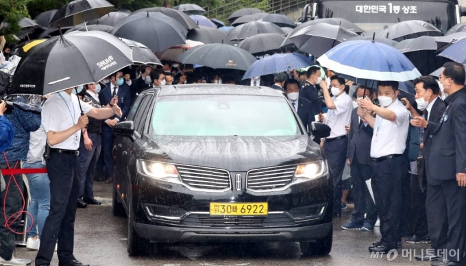 고 박원순 서울시장의 발인식이 열린 13일 서울 종로구 서울대학교병원 장례식장에서 운구 차량이 영결식을 위해 서울시청으로 이동하고 있다. / 사진=이기범 기자 leekb@