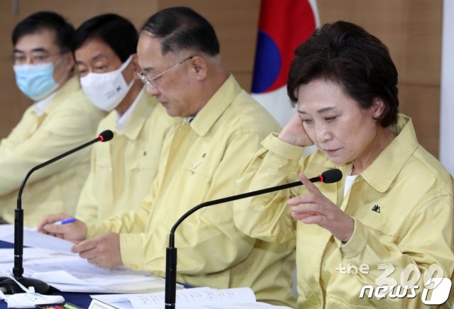 (서울=뉴스1) 박정호 기자 = 김현미 국토교통부 장관이 10일 오전 서울 종로구 세종대로 정부서울청사에서 열린 제10차 비상경제 중앙대책본부 회의 결과 브리핑에서 취재진의 질문에 답하기 위해 마이크를 잡고 있다. 2020.7.10/뉴스1