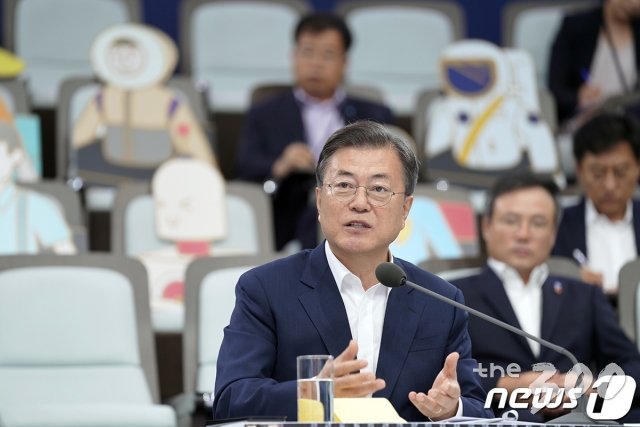 (서울=뉴스1) = 문재인 대통령이 9일 오전 대한민국 소재.부품.장비 산업현장인 경기도 이천 SK하이닉스를 방문해 소부장과 함께한 우리의 1년 간담회에서 발언을 하고 있다. (청와대 제공) 2020.7.9/뉴스1