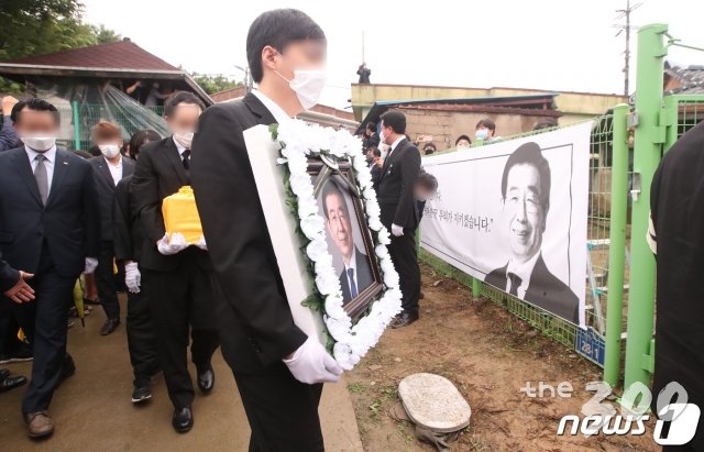 (창녕=뉴스1) 여주연 기자 = 고 박원순 서울시장 발인이 엄수된 13일 오후 경남 창녕군 박 시장 생가에 영정사진이 들어오고 있다. 2020.7.13/뉴스1