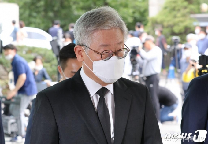 (서울=뉴스1) 임세영 기자 = 이재명 경기도지사가 지난 10일 오후 서울 종로구 서울대병원 장례식장에 마련된 故 박원순 서울시장 빈소로 들어서고 있다. 2020.7.10/뉴스1
