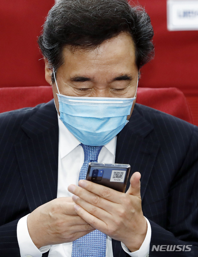 [서울=뉴시스 최동준 기자 = 이낙연 더불어민주당 의원이 14일 서울 여의도 국회의원회관에서 열린 '국회세종의사당 건립을 위한 정책 토론회'에 참석해 휴대폰을 확인하고 있다. 2020.07.14. photocdj@newsis.com