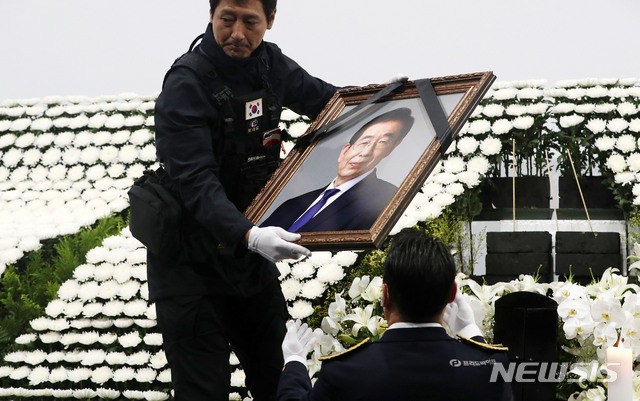 [서울=뉴시스]홍효식 기자 = 13일 서울 중구 서울광장에 차려진 고 박원순 서울시장의 시민분향소가 철거되고 있다. 2020.07.13.   yesphoto@newsis.com