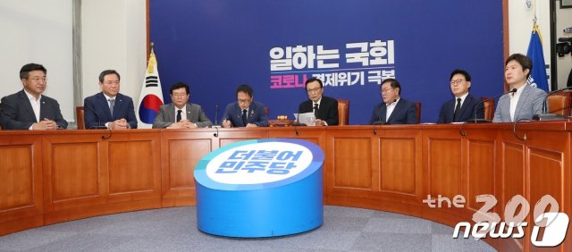 (서울=뉴스1) 박세연 기자 = 이해찬 더불어민주당 대표가 13일 오전 서울 여의도 국회에서 열린 최고위원회의에서 모두발언을 하고 있다. 2020.7.13/뉴스1