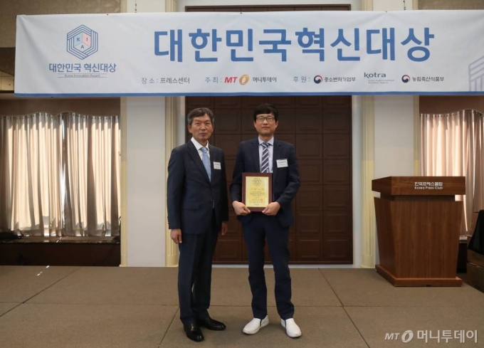 15일 오후 서울 중구 프레스센터에서 열린 2020년 제3회 대한민국 혁신대상 시상식 지온메디텍 박종철 대표가 수상했다. / 사진=홍봉진기자 honggga@