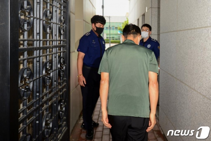 안희정 전 충남지사가 9일 광주 북구 광주교도소 입구에서 교정공무원들에게 인사하고 있다. / 사진=뉴스1