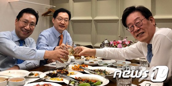 더불어민주당 민주연구원 양정철 원장, 김경수 경남지사, 이재명 경기지사가 지난 28일 경기도 수원에서 만찬 회동을 갖고 건배를 하고 있다. (민주연구원 제공) 2019.10.29/뉴스1