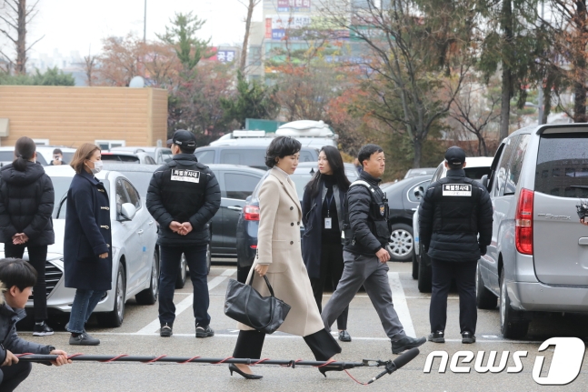 이재명 경기도지사의 부인 김혜경 씨가 '혜경궁 김씨' 트위터 계정 소유주 논란 관련 2018년 12월 4일 수원지방검찰청에서 피의자 신분으로 조사받기 위해 출석하는 모습. /사진제공=뉴스1
