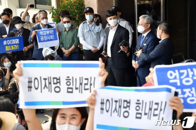 선거법 위반 등 혐의로 2심에서 당선 무효형을 선고받고 대법원의 원심 파기환송으로 지사직을 유지하게 된 이재명 경기도지사가 16일 오후 경기도 수원시 팔달구 경기도청에서 입장을 밝히고 있다. / 사진=뉴스1