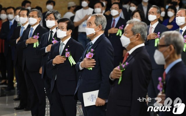 (서울=뉴스1) 신웅수 기자 = 박병석 국회의장이 17일 오전 서울 여의도 국회에서 열린 제72주년 제헌절 경축식에서 국민의례를 하고 있다. 2020.7.17/뉴스1