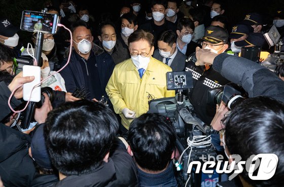 이재명 경기도지사가 지난 3월2일 이만희 신천지 총회장의 검체를 직접 채취하겠다며 가평 신천지 연수원을 찾았던 모습/사진=뉴스1