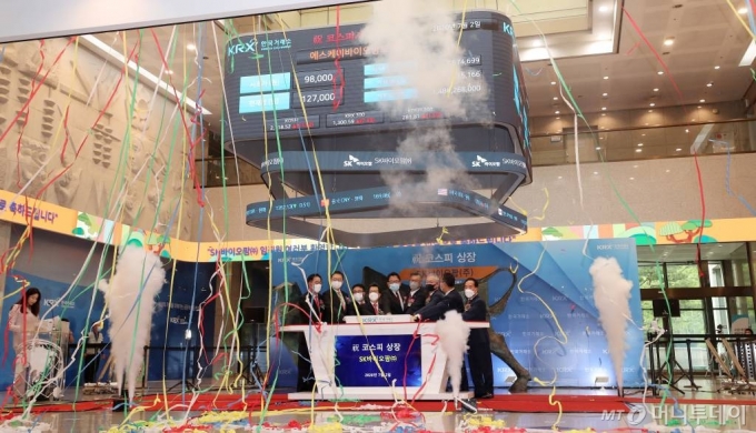 조정우 SK바이오팜 사장 및 주요 내빈들이 지난 2일 오전 서울 영등포구 여의도 한국거래소에서 진행된 코스피 신규상장 기념식에서 시초가 확인을 하고 있다. / 사진=김휘선 기자 hwijpg@