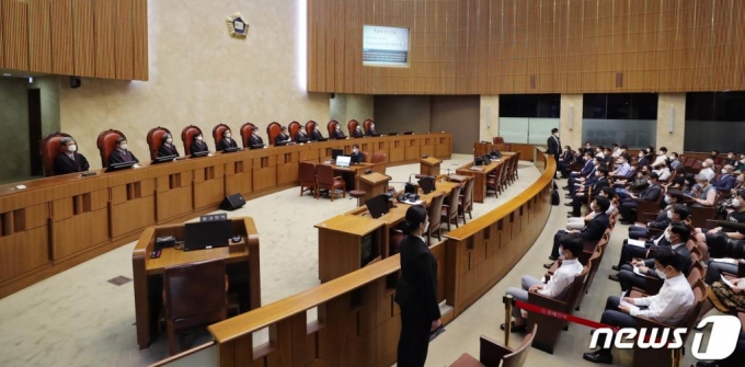 김명수 대법원장이 16일 오후 서울 서초구 대법원 대법정에서 직권남용권리행사방해 및 공직선거법 위반 혐의를 받는 이재명 경기도지사의 선고공판을 하고 있다./사진=뉴스1