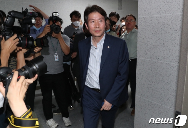 (서울=뉴스1) 이동해 기자 = 통일부 장관으로 내정된 이인영 더불어민주당 의원이 3일 오후 서울 여의도 국회 의원회관에서 입장을 밝힌 뒤 의원실을 향하고 있다. 2020.7.3/뉴스1