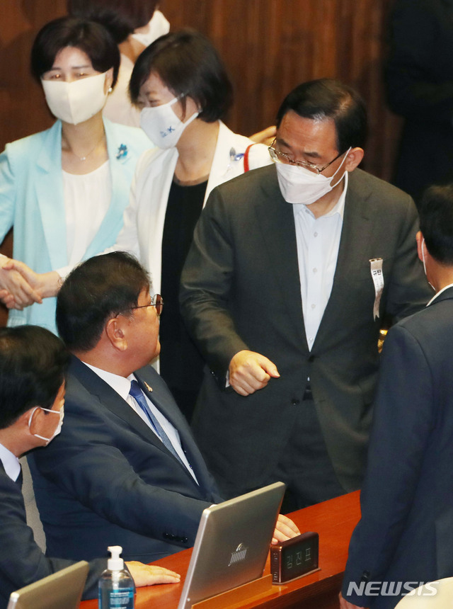 [서울=뉴시스] 김진아 기자 = 김태년 더불어민주당 원내대표와 주호영 미래통합당 원내대표가 20일 서울 여의도 국회의사당 본회의장에서 인사를 나누고 있다. 2020.07.20.   bluesoda@newsis.com