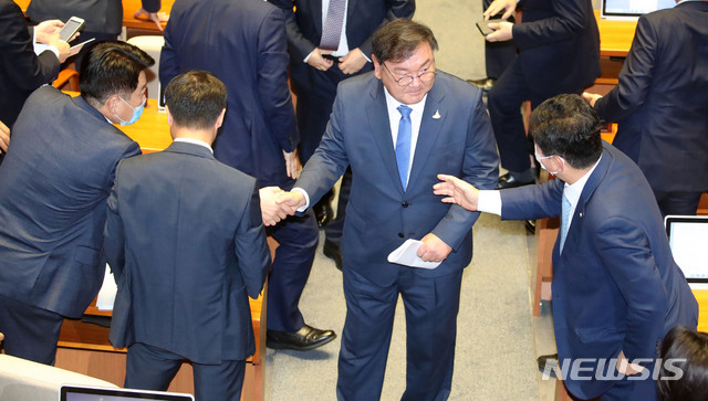 [서울=뉴시스]김선웅 기자 = 김태년 더불어민주당 원내대표가 20일 오전 서울 여의도 국회 본회의장에서 교섭단체 대표연설을 마친 뒤 단상에서 내려오며 동료 의원들과 인사를 나누고 있다. 2020.07.20.   mangusta@newsis.com