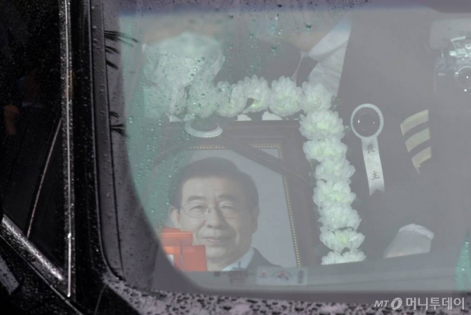 고 박원순 서울시장의 발인식이 열린 지난 13일 서울 종로구 서울대학교병원 장례식장에서 운구 차량이 영결식을 위해 서울시청으로 이동하고 있다./사진=이기범 기자