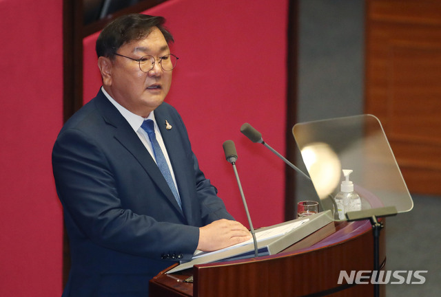 [서울=뉴시스 김진아 기자 = 김태년 더불어민주당 원내대표가 20일 서울 여의도 국회의사당 본회의장에서 교섭단체 대표연설을 하고 있다. 2020.07.20. bluesoda@newsis.com