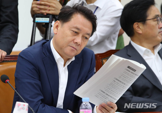 [서울=뉴시스] 장세영 기자 = 이광재 더불어민주당 의원이 17일 서울 여의도 국회에서 열린 기획재정위원회 제1차 전체회의에 참석해 자료를 확인하고 있다. 2020.06.17.   photothink@newsis.com