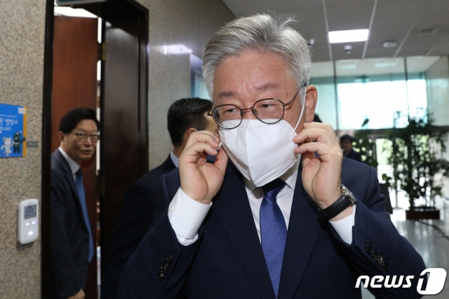이재명 경기도지사가 20일 서울 여의도 국회에서 열린 더불어민주당 당무위 회의가 끝난 뒤 국회를 나서고 있다. /사진=뉴스1.