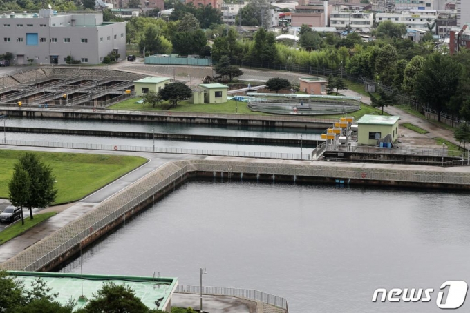 인천시와 부평구가 부평정수장 등 부평권역 배수지 3곳에서 죽은 깔따구 유충으로 추정되는 물체를 발견했다고 19일 밝혔다.  앞서 부평정수장에선 두 차례의 조사에서 유충이 확인되지 않았으나 최근 조사에서 배수지에서 유충 추정 물체가 확인됐고, 추가 정밀조사에서 죽은 물체가 발견됐다.  사진은 20일 인천 부평구 부평정수장 모습. /사진=뉴스1
