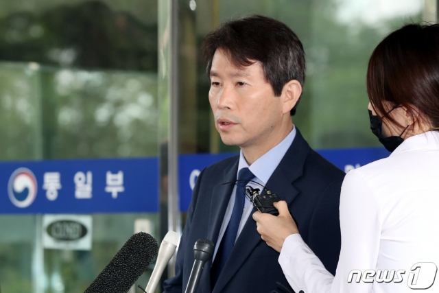 (서울=뉴스1) 이광호 기자 = 이인영 통일부 장관 후보자가 인사청문회 준비를 위해 6일 오전 서울 종로구 삼청동 남북회담본부에 마련된 사무실로 출근하며 취재진의 질문에 답하고 있다. 2020.7.6/뉴스1