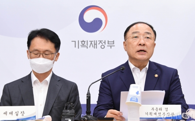 홍남기 경제부총리 겸 기획재정부 장관(오른쪽)이 20일 오후 정부세종청사에서 열린 사전 브리핑에 참석, '2020년 세법개정안'을 발표하고 있다. /사진제공=기획재정부