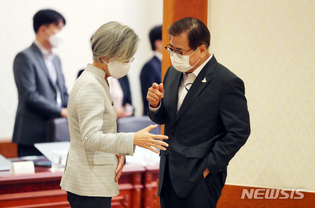 [서울=뉴시스배훈식 기자 = 서훈 국가안보실장과 강경화 외교부장관이 21일 청와대 본관에서 열린 국무회의에 참석해 이야기를 나누고 있다. 2020.07.21.   dahora83@newsis.com