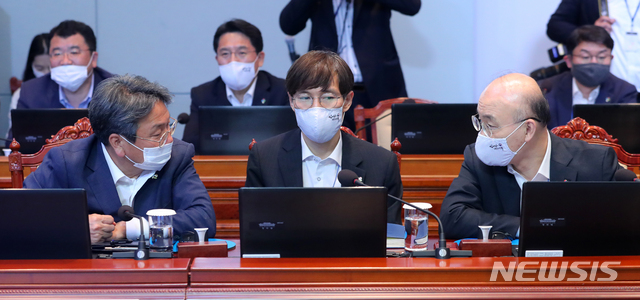 [서울=뉴시스]배훈식 기자 = 강기정(왼쪽) 정무수석과 김조원(오른쪽) 민정수석이 8일 청와대 여민관에서 열린 수석·보좌관 회의에 참석해 대화하고 있다. 2020.06.08.   dahora83@newsis.com