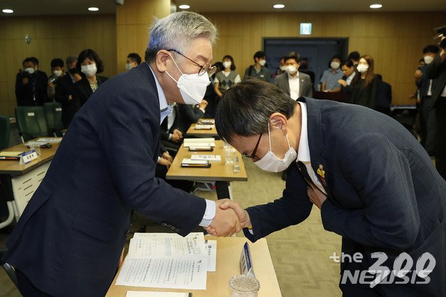 이재명 경기지사가 23일 서울 여의도 국회의원회관에서 열린 '경기도 소부장산업 육성방안 국회토론회'에 참석해 박주민 더불어민주당 의원과 인사하고 있다. 2020.07.23.