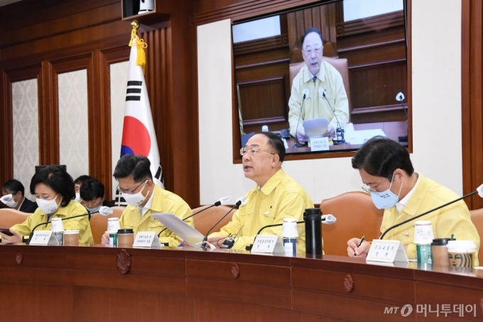 홍남기 경제부총리 겸 기획재정부 장관(오른쪽 두번째)이 23일 서울 광화문 정부서울청사에서 열린 '제11차 비상경제 중앙대책본부 회의'를 주재, 모두발언을 하고 있다. /사진제공=기획재정부