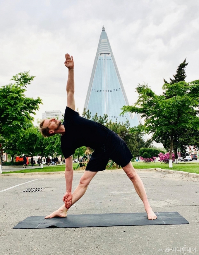 유경호텔을 배경으로 요가 중인 요아힘 버그스트롬 주북한 스웨덴 대사./사진=로이터 선임특파원 Josh Smith 트위터