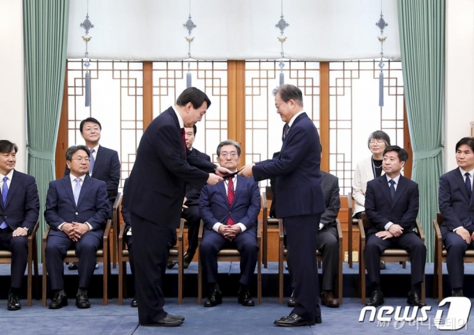 문재인 대통령이 25일 오전 청와대에서 윤석열 신임 검찰총장에게 임명장을 수여한 뒤 악수하고 있다. (청와대 제공) 2019.7.25/뉴스1