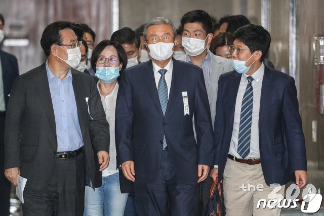 (서울=뉴스1) 성동훈 기자 = 미래통합당 김종인 비대위원장, 주호영 원내대표가 27일 서울 여의도 국회에서 열린 비상대책위원회의에 참석하고 있다. 2020.7.27/뉴스1