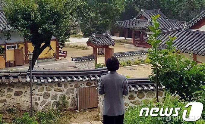 (서을=뉴스1) = 추미애 법무부 장관이 윤석열 검찰총장을 겨냥해 "벌써 일주일이 지났다"며 "내일(9일) 오전 10시까지 하루 더 기다리겠다"고 8일 밝혔다. 추 장관은 "국민은 많이 답답하다"며 "더 이상 옳지 않은 길로 돌아가서는 안 된다"고 강조했다. 윤 총장은 검언유착 의혹 수사에 대한 추 장관의 수사지휘의 수용여부를 놓고 고심을 이어가고 있다. 고검장과 검사장들을 소집해 의견을 수렴한 상태다. 추 장관은 8일 오전 8시 40분쯤 자신의 페이스북에 모 사찰에서 찍은 사진을 올려두고 "고민을 거듭해도 바른 길을 두고 돌아가지 않는 것에 생각이 미칠 뿐"이라는 글을 올렸다. (추미애 법무부장관 페이스북)2020.7.8/뉴스1