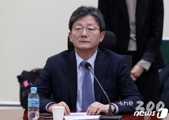 (서울=뉴스1) 박세연 기자 = 유승민 새로운보수당 의원이 22일 오전 서울 여의도 국회의원회관에서 열린 당대표단회의에 참석해 하태경 책임대표의 모두발언을 경청하고 있다. 2020.1.22/뉴스1  <저작권자 © 뉴스1코리아, 무단전재 및 재배포 금지>