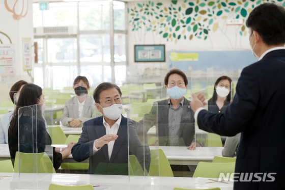 [서울=뉴시스박영태 기자 = 문재인 대통령이 8일 학생들의 등교 개학 준비 상황을 점검하기 위해 서울 용산구 중경고등학교를 방문해 가림막이 설치된 식탁에 앉아 학교장으로부터 급식실 방역조치 내용을 설명듣고 있다. 2020.05.08.  since1999@newsis.com