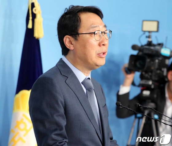 윤영찬 전 대통령 비서실 국민소통수석이 15일 서울 여의도 국회 정론관에서 더불어민주당 입당 기자회견을 하고 있다.   윤영찬 전 수석은  '21대 총선에서 성남 중원에 출마해 승리함으로써  ‘중원 탈환’의 기수가 되겠다'고 말했다/사진=뉴스1