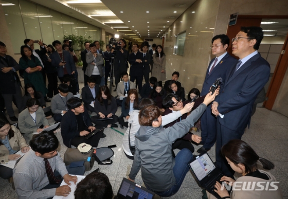 【서울=뉴시스】고승민 기자 = 윤영찬 전 청와대 국민소통수석이 15일 서울 여의도 국회에서 21대 총선 출마를 선언한 뒤 취재진 질문에 답하고 있다. 2019.04.15.  kkssmm99@newsis.com