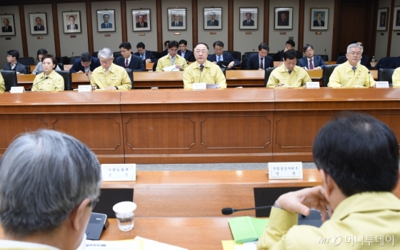 홍남기 부총리 겸 기획재정부 장관이 19일 코로나19 대응 경제관계장관회의 겸 경제활력대책회의를 주재했다./사진=기획재정부